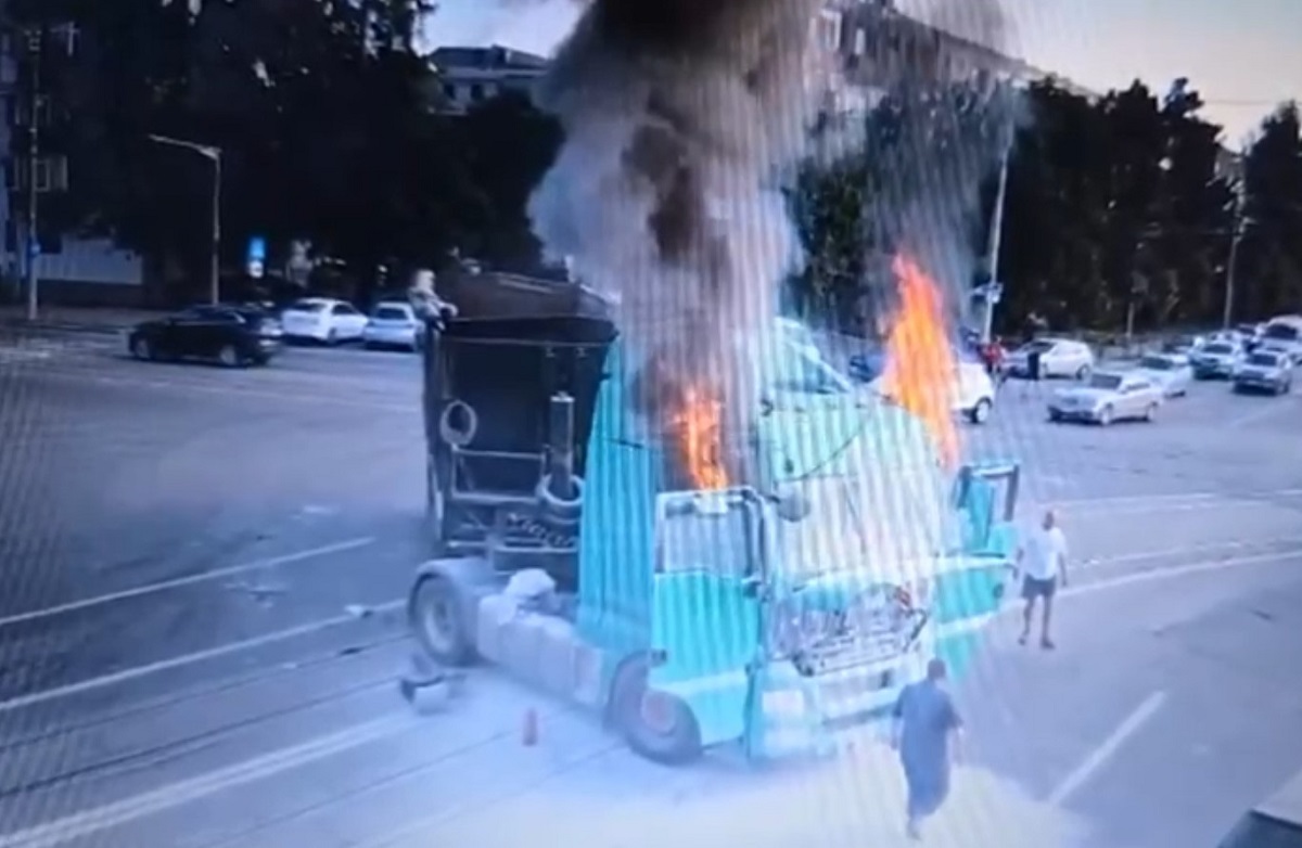 Momentul dramatic în care un camion ia foc într-o intersecție din Iași, după un accident în care a fost lovit de un autoturism. VIDEO
