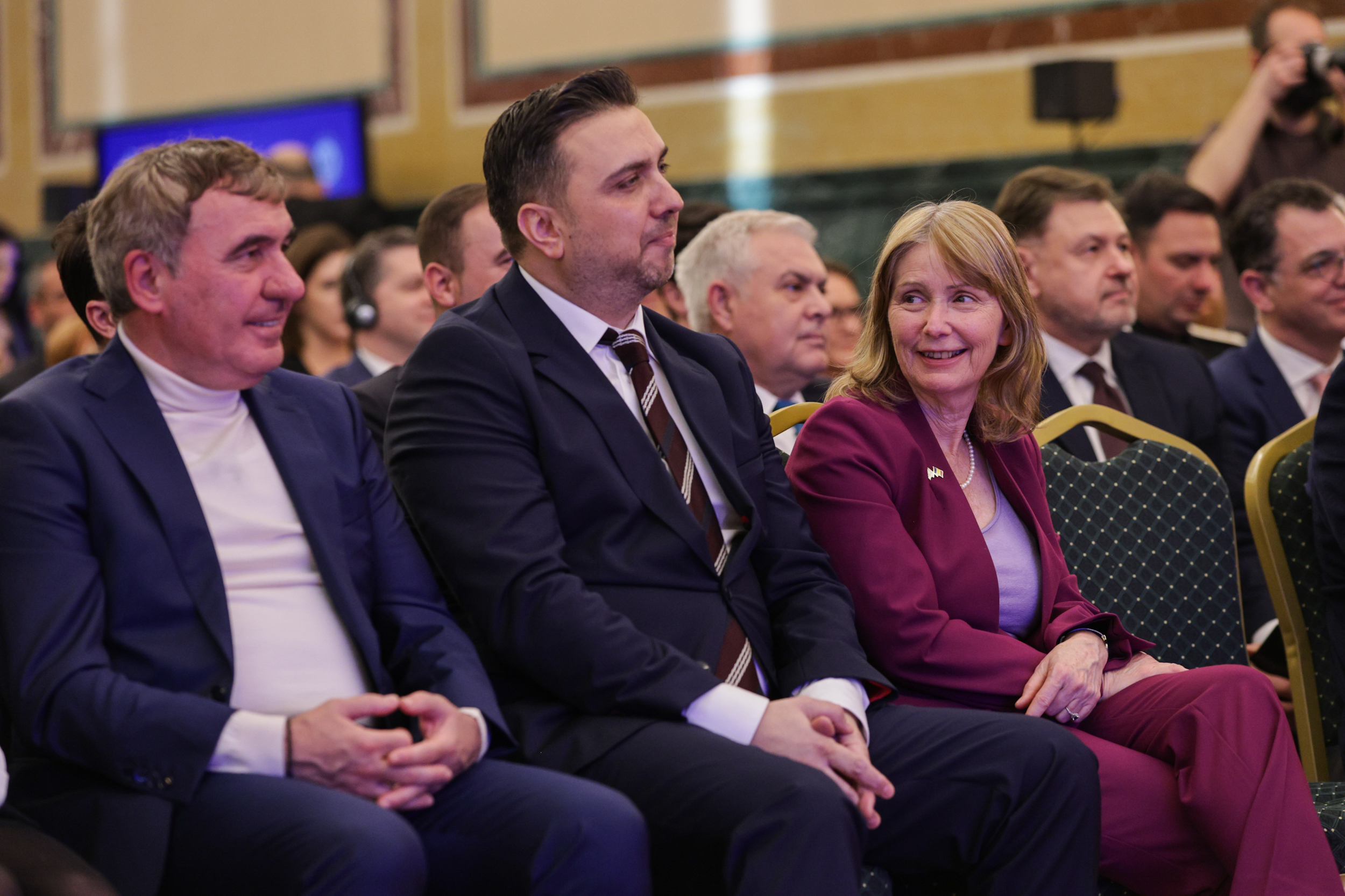 Românii pot călători în SUA fără vize din 31 martie. Decizia, oficializată de Marcel Ciolacu, ambasadoarea SUA și Hagi: „Un moment istoric”