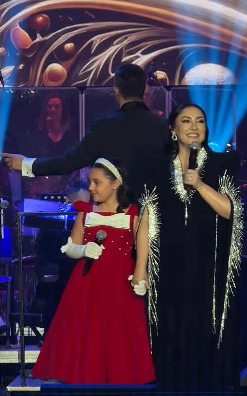 Cum a apărut Eva Măruță la concertul Andrei din Bacău. Anunțul făcut de cântăreață când fetița ei a urcat pe scenă: „Vine o parte din inima mea”