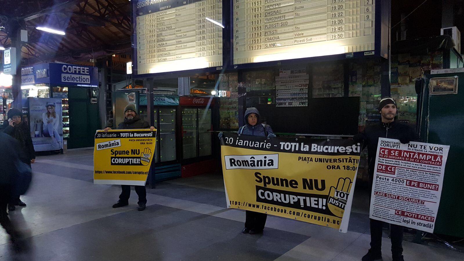 Mobilizare în Gara de Nord pentru protestul din 20 ianuarie. Ce mesaje au afișat studenții | FOTO