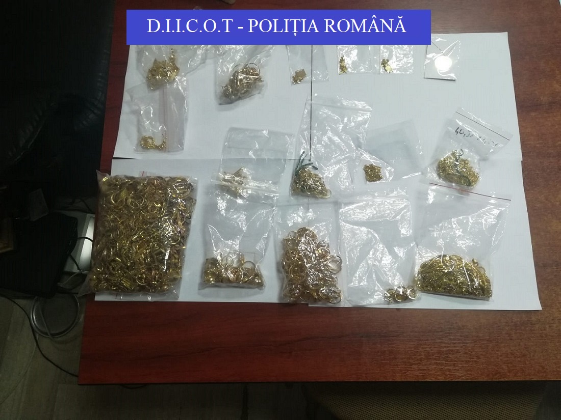 Imagini cu kilogramele de aur ridicate de la percheziții! Fratele lui Cătălin Moroșanu, printre suspecții grupării