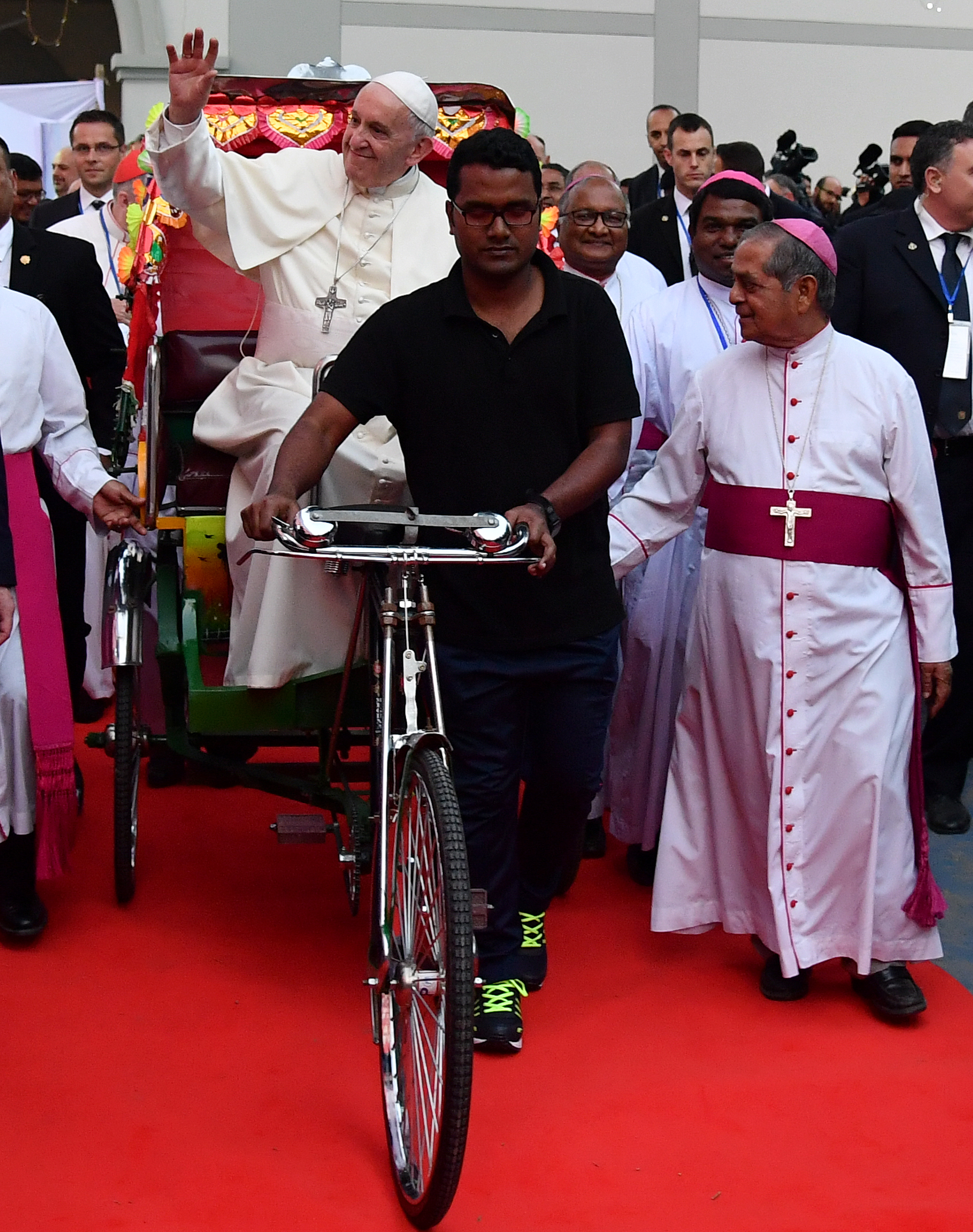 Papa Francisc s-a plimbat cu rișca în Bangladesh
