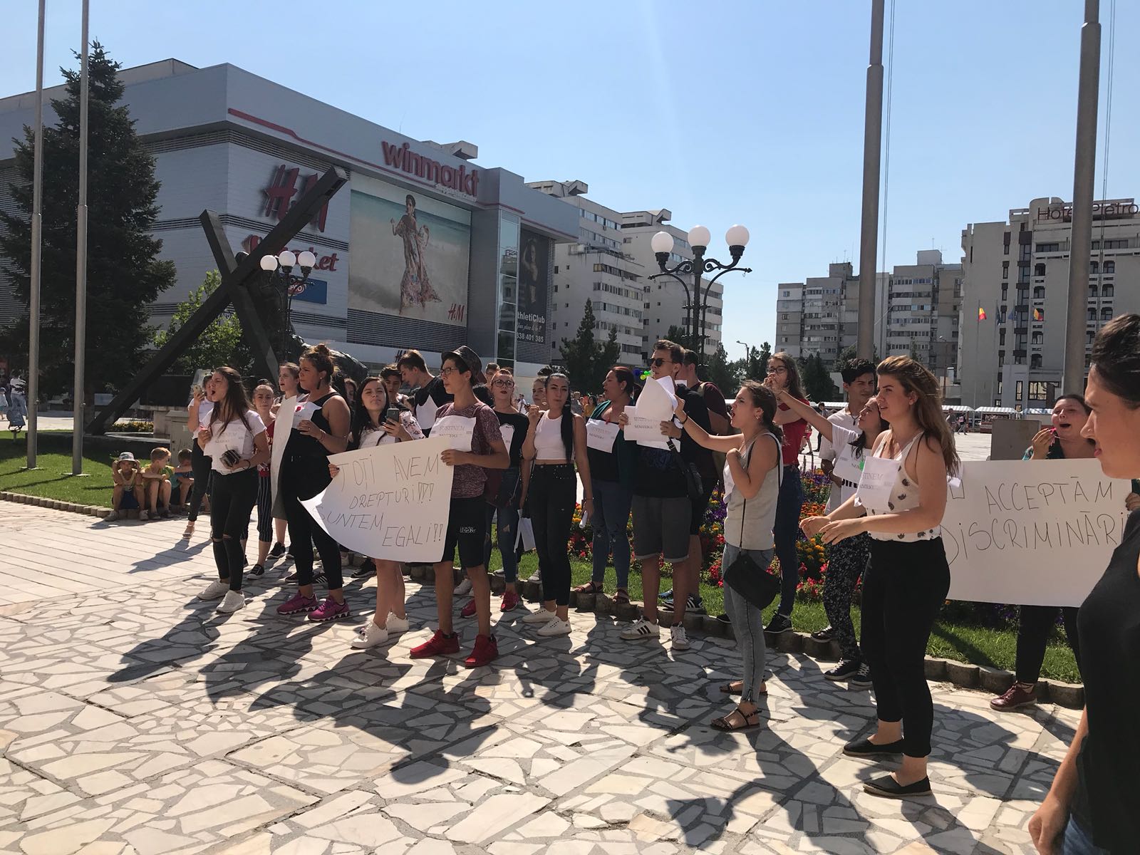 VIDEO&FOTO/ Protest în stradă al liceenilor, la Buzău. Autoritățile vor să îi mute în altă locație sau să îi comaseze