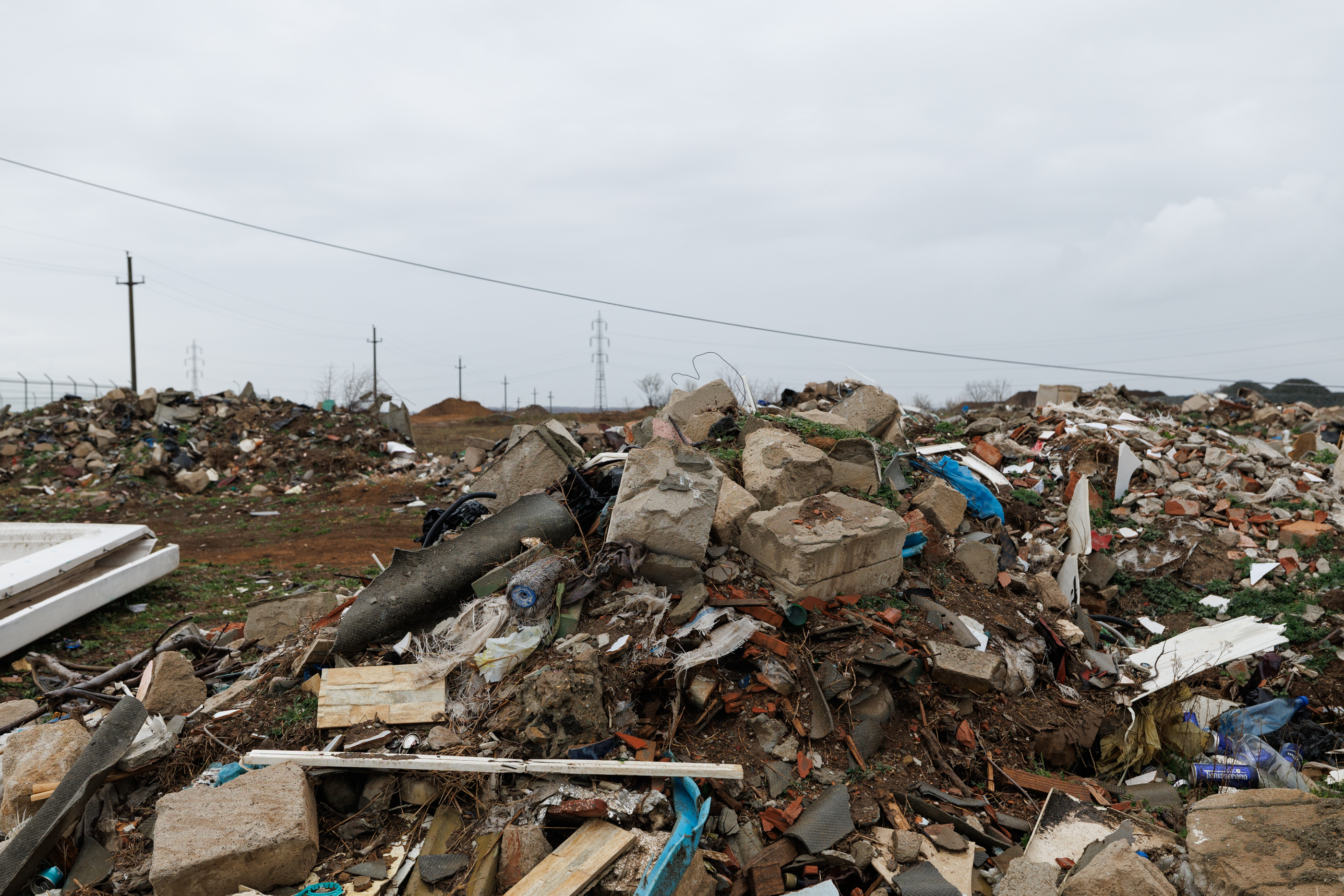 REPORTAJ O arie protejată Natura 2000 de la marginea Mangaliei a devenit depozit de deșeuri: „Aduc gunoaiele cu mașini mari, de la firme!”. Ministerul Mediului știe din 2020