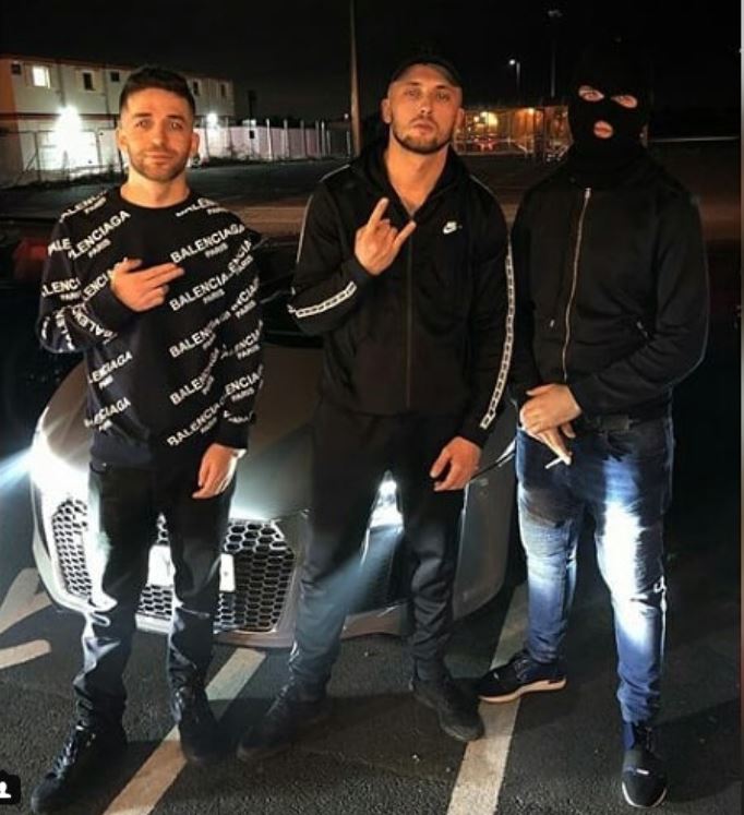 GALERIE FOTO| Gangsterii albanezi din Marea Britanie se laudă pe rețelele de socializare cu drogurile, armele și averile pe care le fac din afaceri ilegale