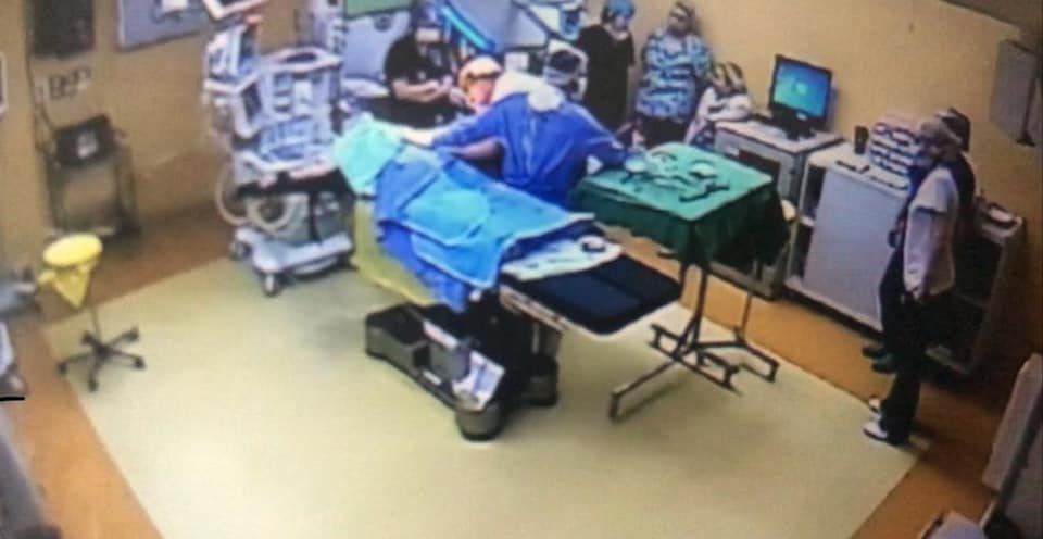 Primele imagini din sala de operație în care o femeie a luat foc. Cum a fost surprins chirurgul Mircea Beuran