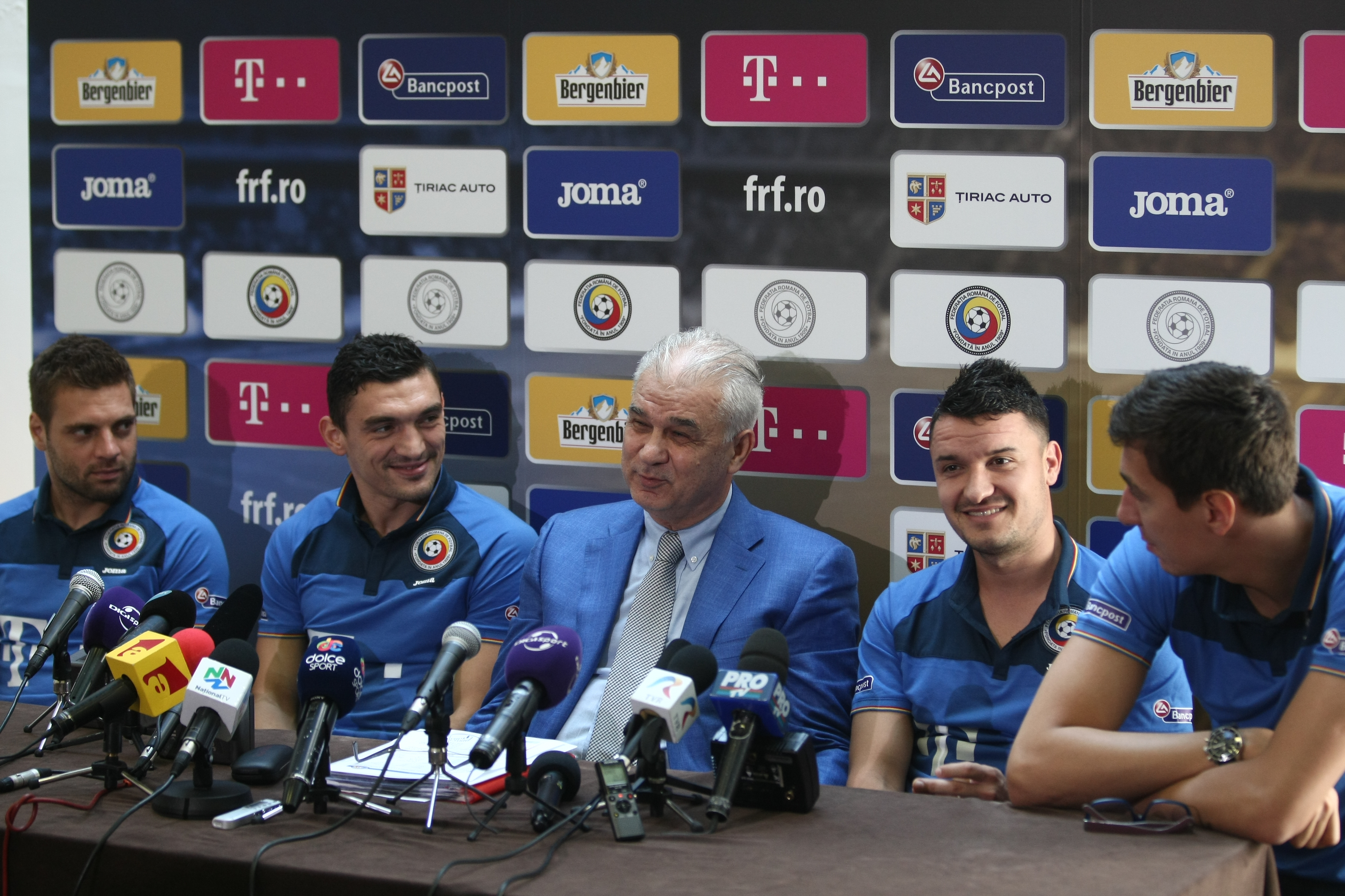 Schimb de replici fabuloase între Iordănescu și Budescu. ”Aștept să te apuci de fotbal”. ”Ce vrei, bă, cine ești?” / GALERIE FOTO