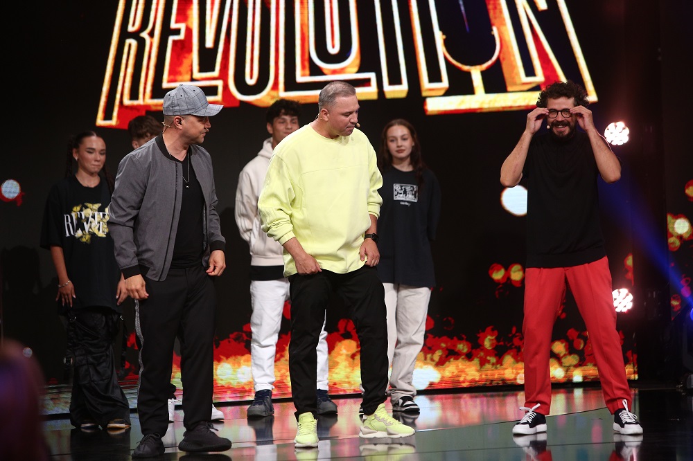 Amna și Piticu, la „Stand-Up Revolution”. Cântăreața le-a lansat juraților o provocare muzicală, iar artistul le-a făcut un dans surpriză