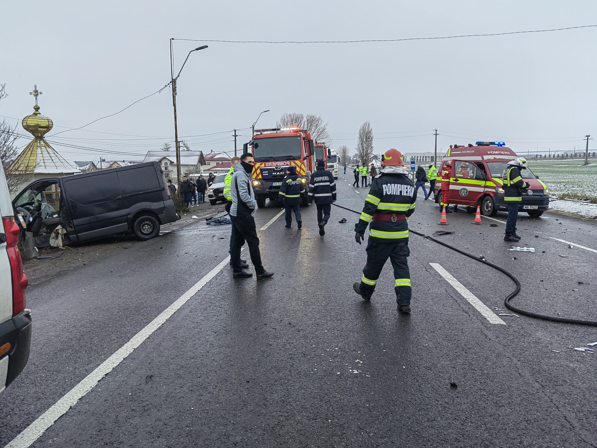 Un mort și patru răniți după ce un microbuz și o mașină s-au ciocnit în Războieni, județul Iași