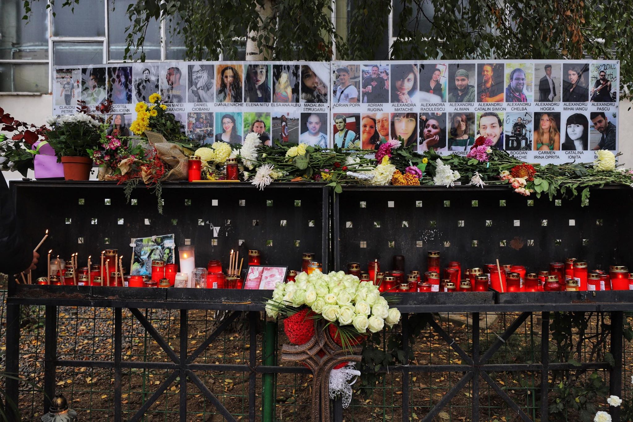 Flori și lacrimi la altarul Colectiv. Oamenii au adus un omagiu pentru cele 64 de victime