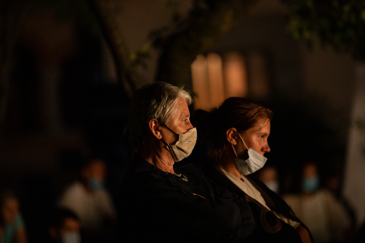 “Cultură’n șură”. O trupă de tineri artiști transformă curțile sătenilor în scene de teatru, de opt ani: “Dacă locuiești într-un sat, nu înseamnă că trebuie să fii izolat cultural”