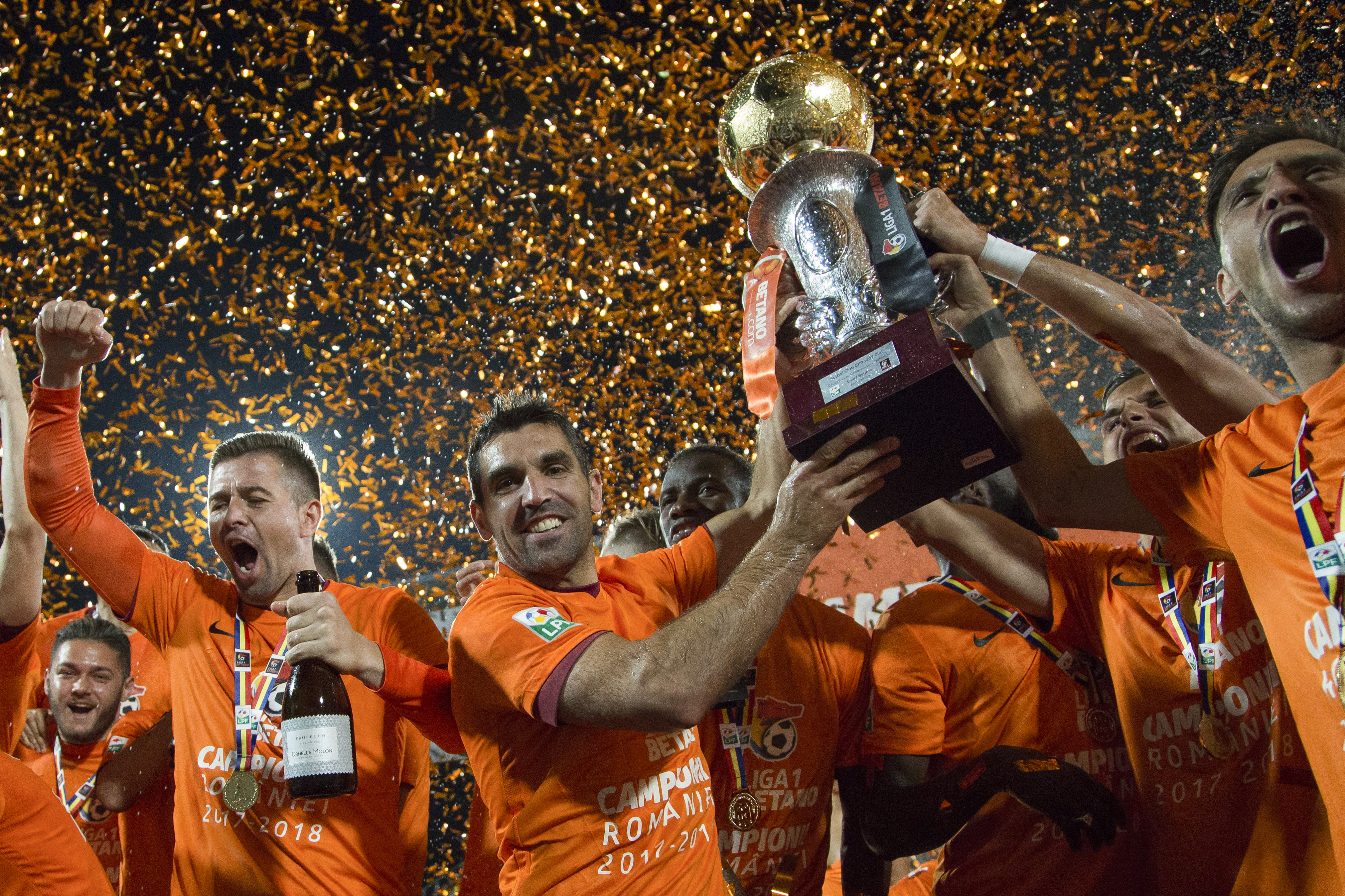 CFR Cluj, campioana României la fotbal în 2018. Imaginile bucuriei. ”Bursucul” vrea să continue, dar e sigur: ”Dacă jucam ca Barcelona eram acum pe locul 8” / FOTO