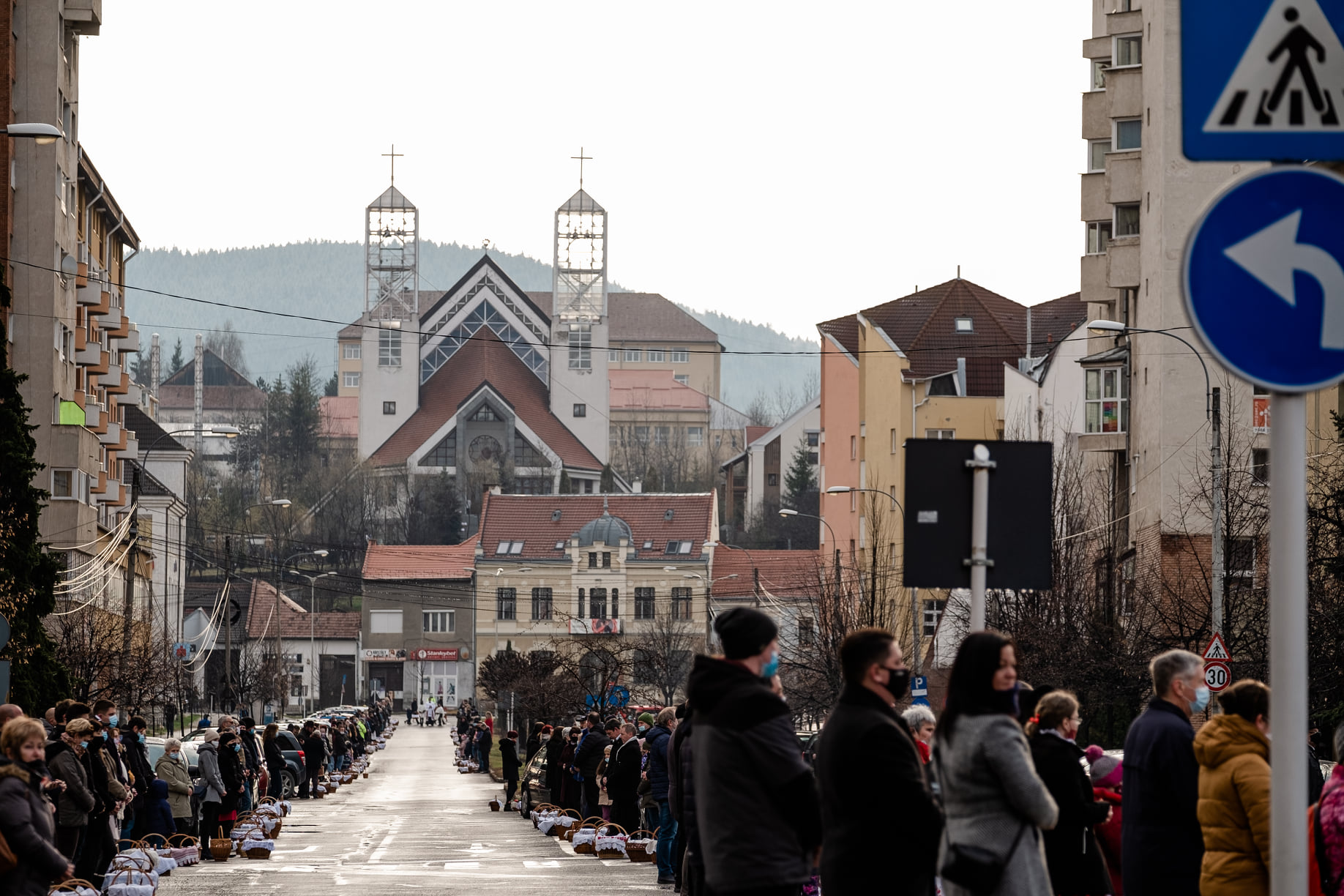 Imagini impresionante la Brașov: oamenii au așteptat distanțați lumina de Înviere