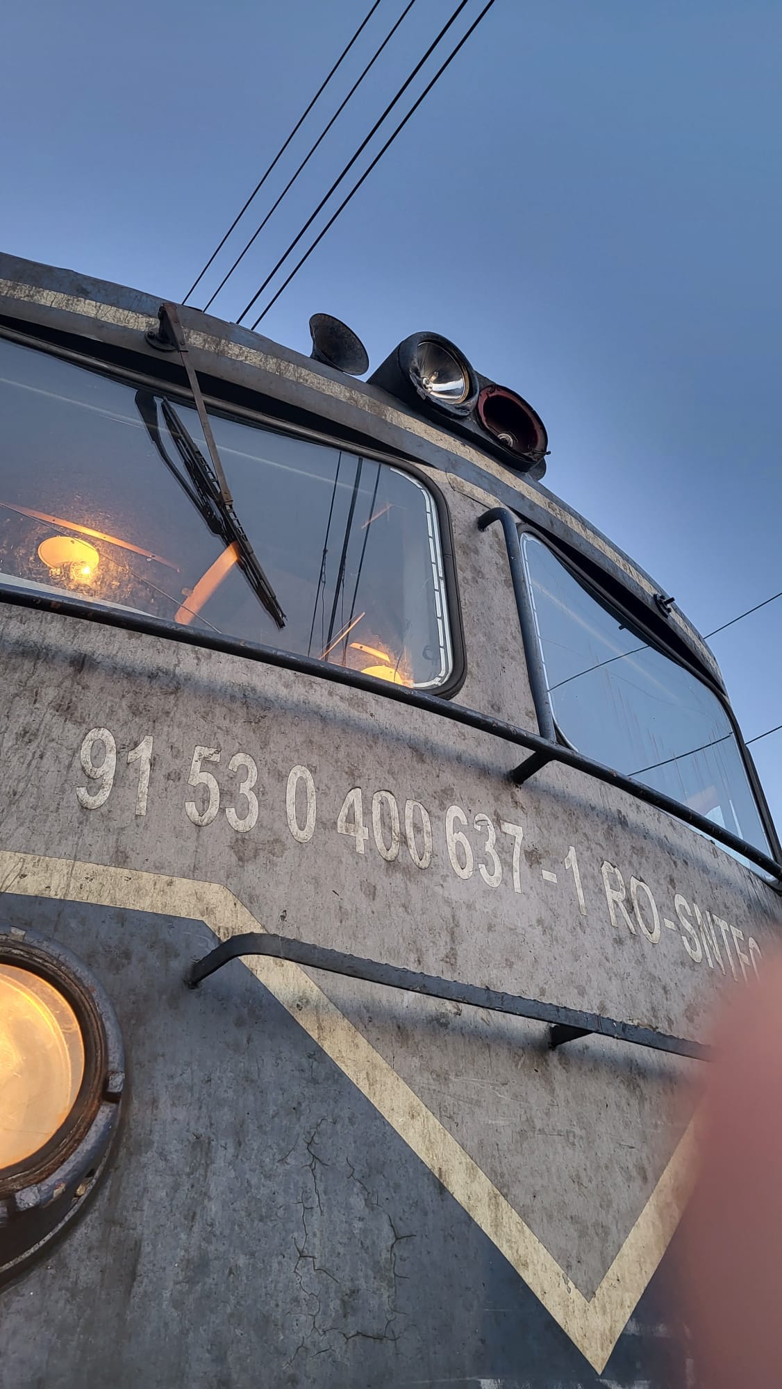 IMAGINI după impact. Cum arată locomotiva care a provocat deraierea unui marfar în Teleorman