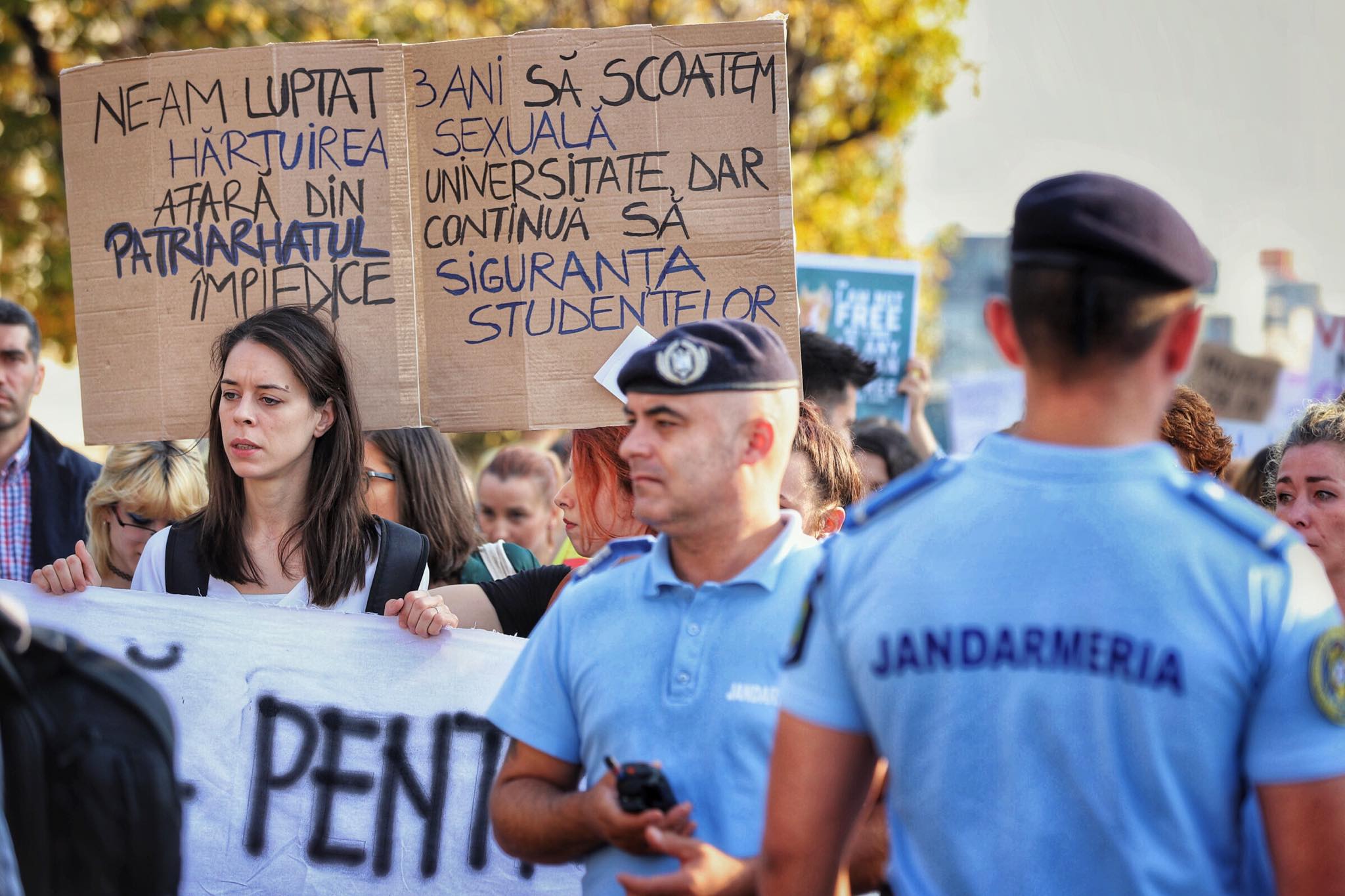 Sute de persoane au luat parte la marșul de solidaritate cu femeile care sunt victime ale violenţei