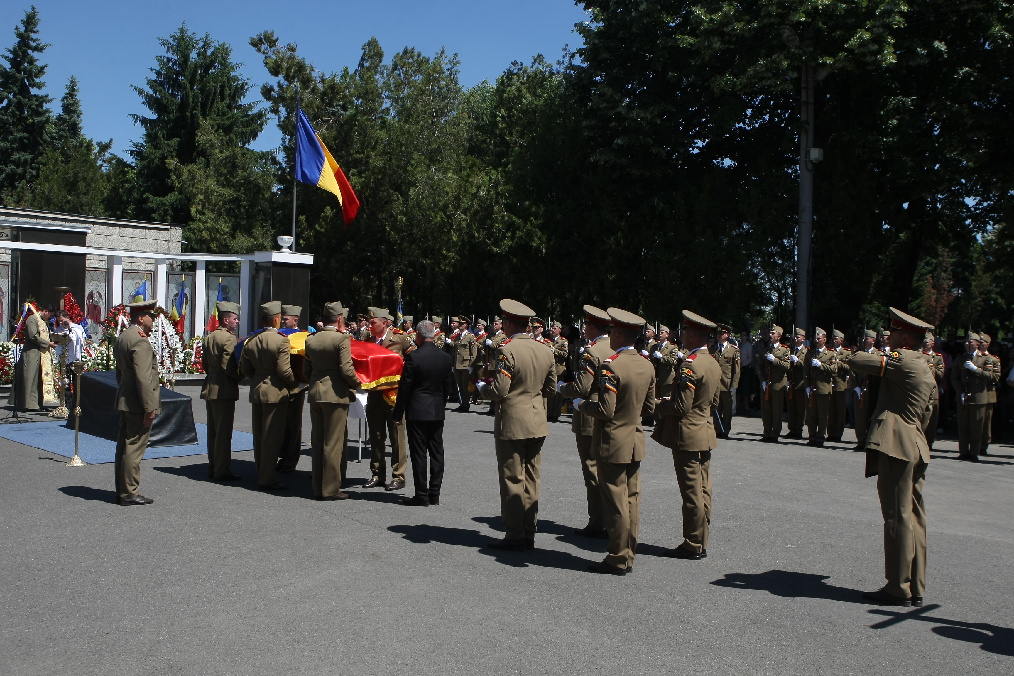 GALERIE FOTO&VIDEO/ Cristian Țopescu, înmormântat cu onoruri militare, la Cimitirul Ghencea Militar din București