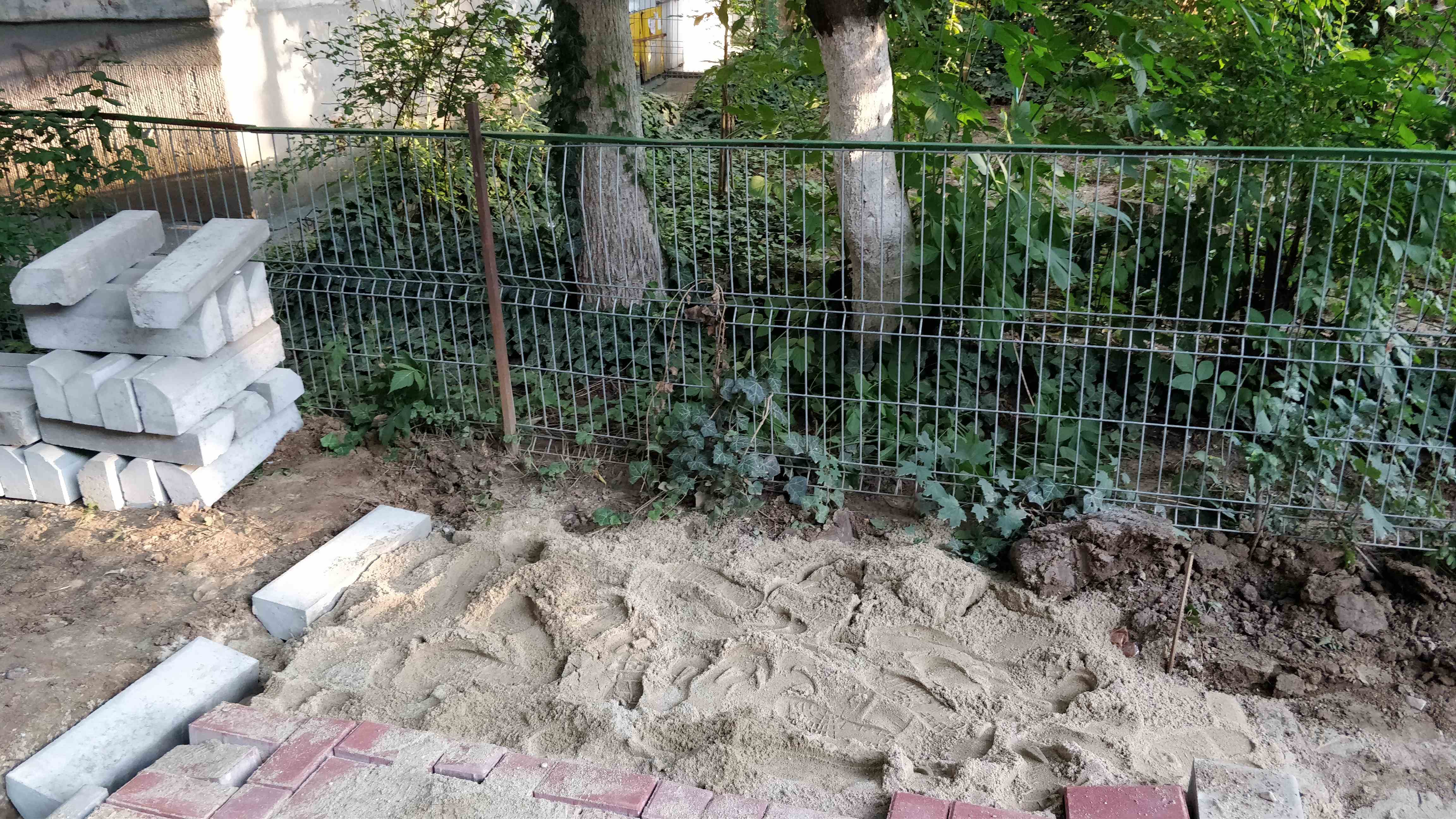 Primăria Sectorului 3 a început asfaltarea spațiului verde (FOTO)