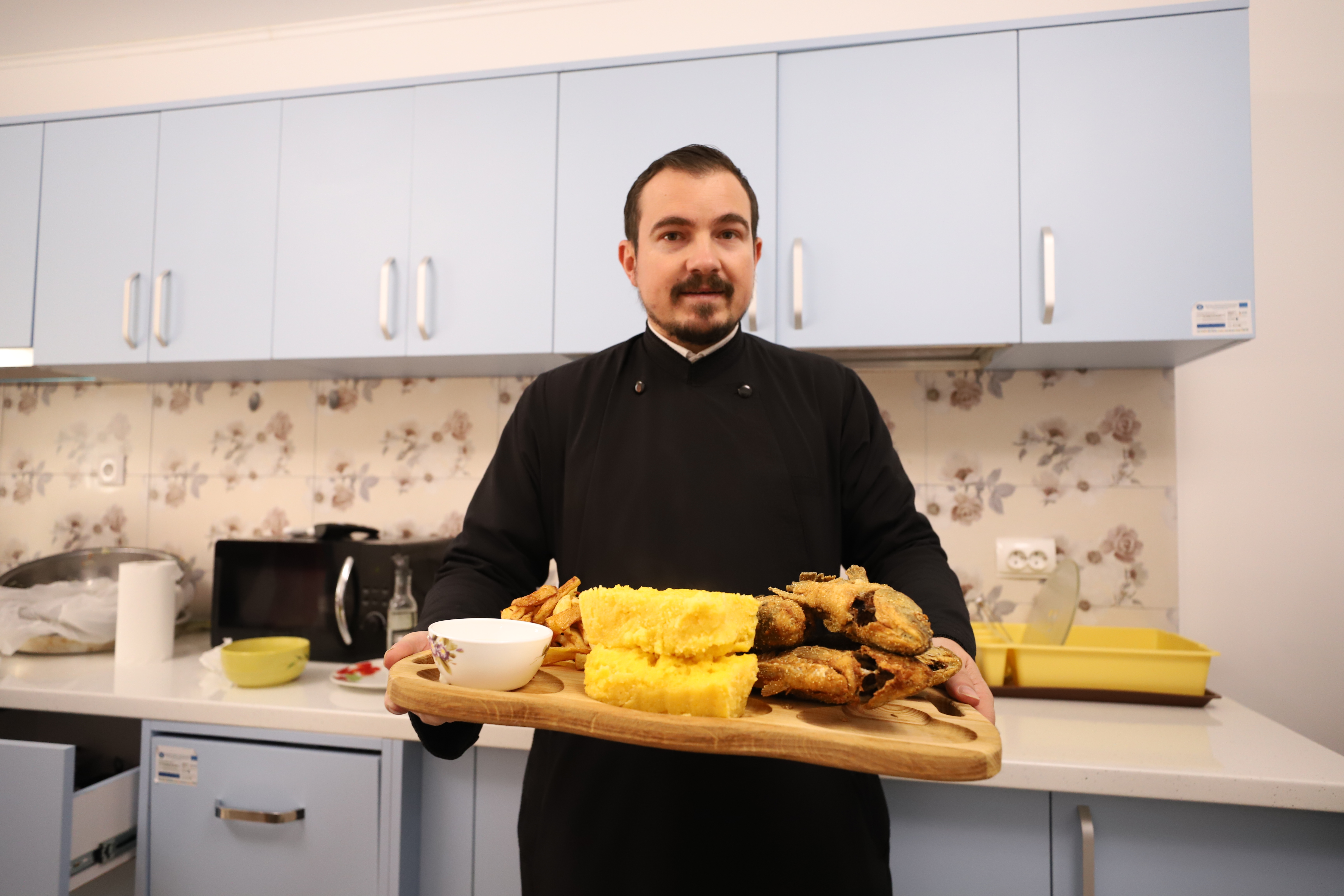 Părintele Balaban a deschis cu fonduri europene prima pensiune din Dăeni, Tulcea: „Am crezut în visul ăsta când nimeni nu credea!”
