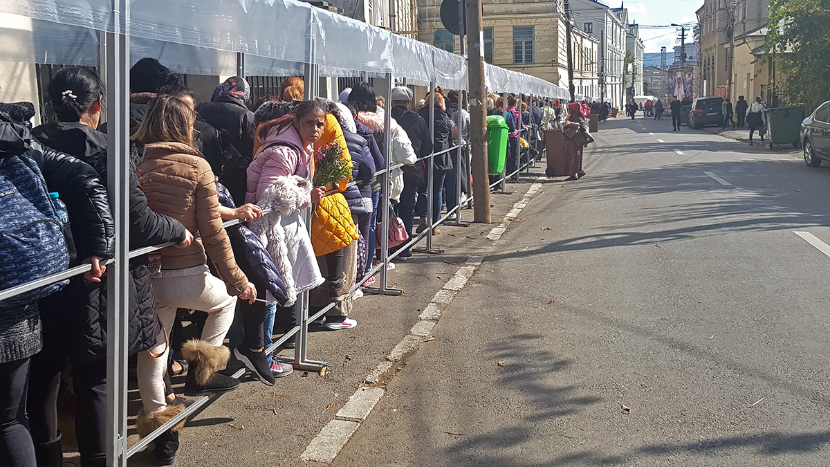 Zeci de mii de oameni s-au închinat la racla Sfintei Parascheva, în prima zi a pelerinajului de la Iași