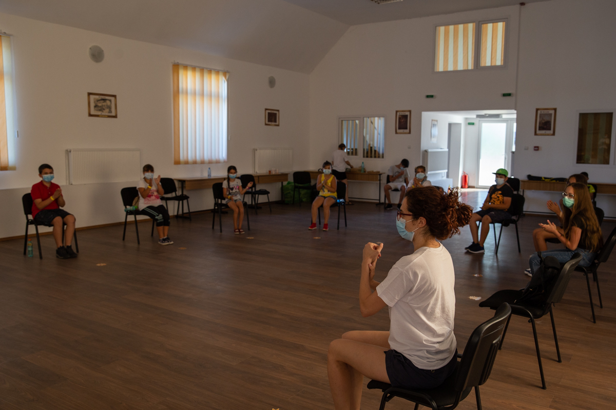 “Cultură’n șură”. O trupă de tineri artiști transformă curțile sătenilor în scene de teatru, de opt ani: “Dacă locuiești într-un sat, nu înseamnă că trebuie să fii izolat cultural”