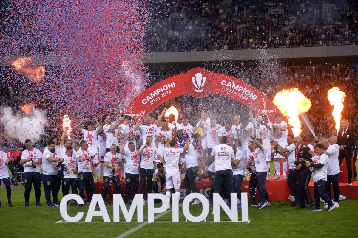 FCSB a primit trofeul de campioană a României în fața a peste 54.000 de spectatori, după ce a pierdut cu CFR Cluj