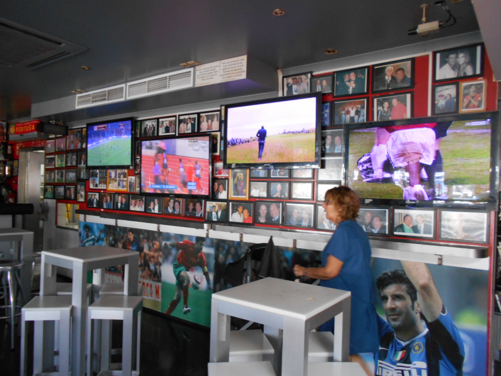 De vorbă cu chef-ul de la localul Sete Cafe, deținut de fostul mare fotbalist Luis Figo în stațiunea de lux portugheză Vilamoura, din Algarve: ^”E mort după carabineros, creveții gigant. Sunt foarte scumpi, dar el îi comandă zilnic!”