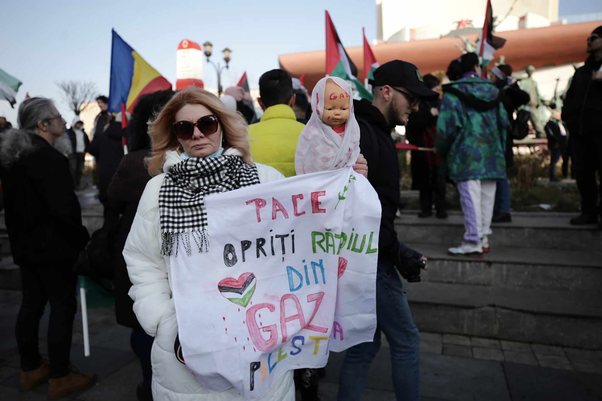 Manifestație pro-Palestina în București. Participanții au avut tobe şi fluiere, iar alţii au afişat pancarte: „Opriţi masacrul din Gaza”