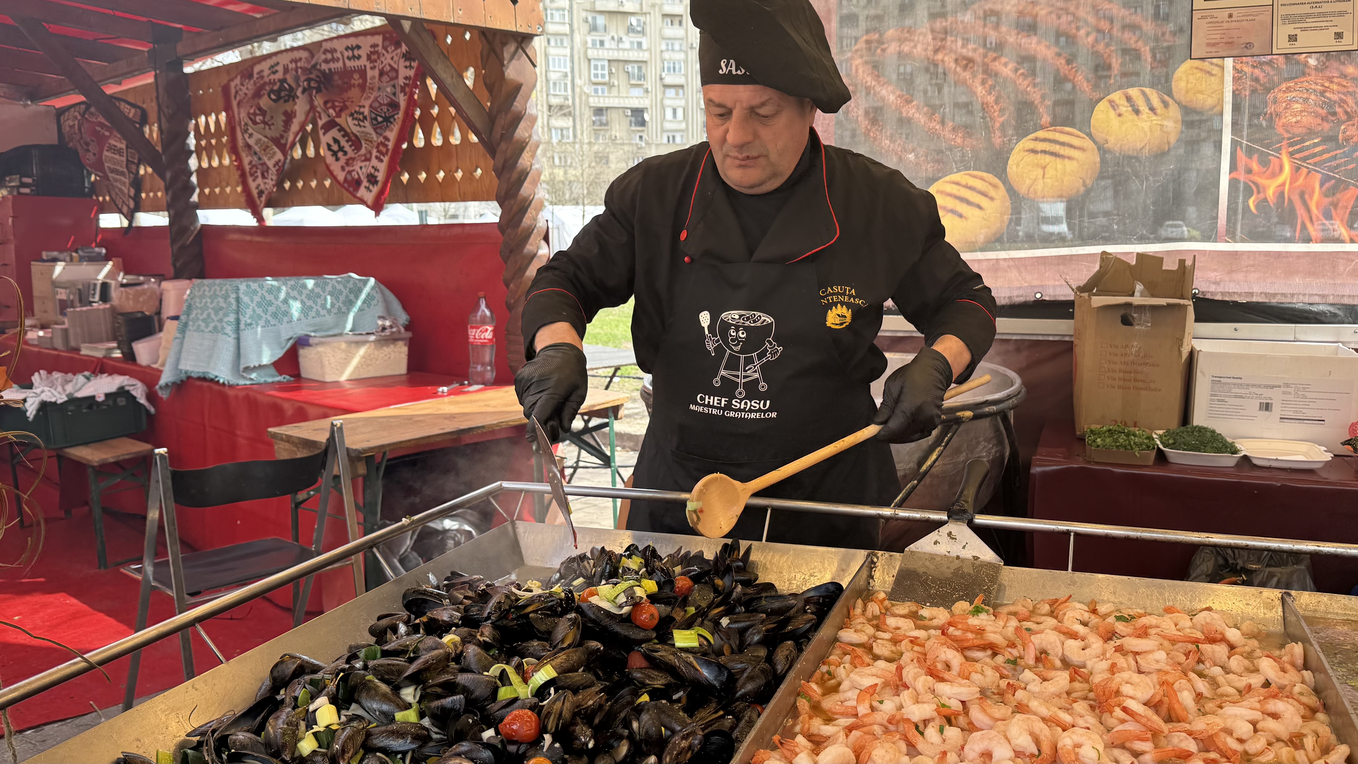 Cât costă o ciorbă pescărească lipovenească la Festivalul Pescăresc din București? O bucată de crap, cât un kilogram, în Obor