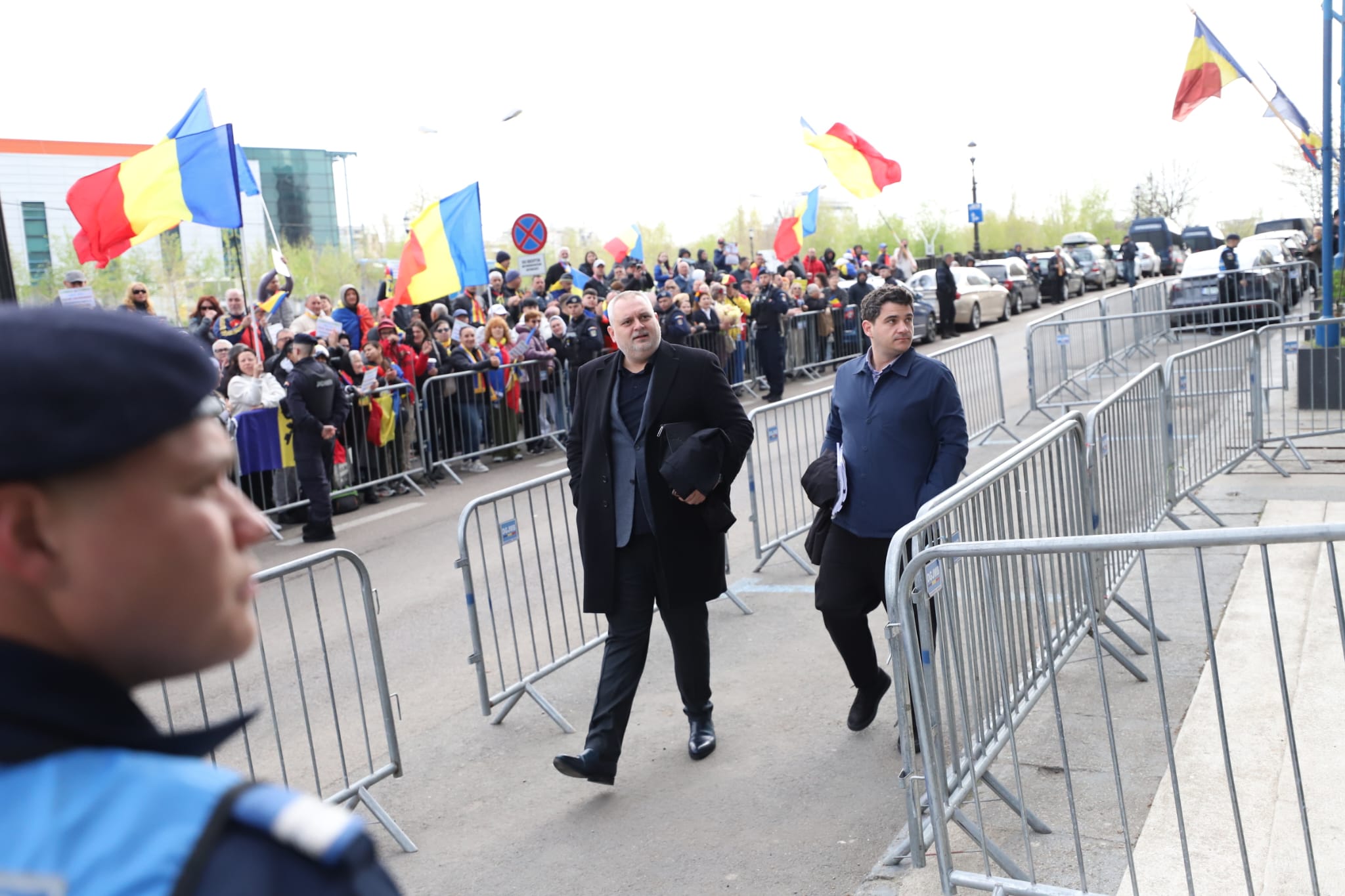 Călin Georgescu, în fața judecătorilor de la Înalta Curte. Susținătorii lui au venit cu porumbei albi și flori: „Pace, credință și iubire”