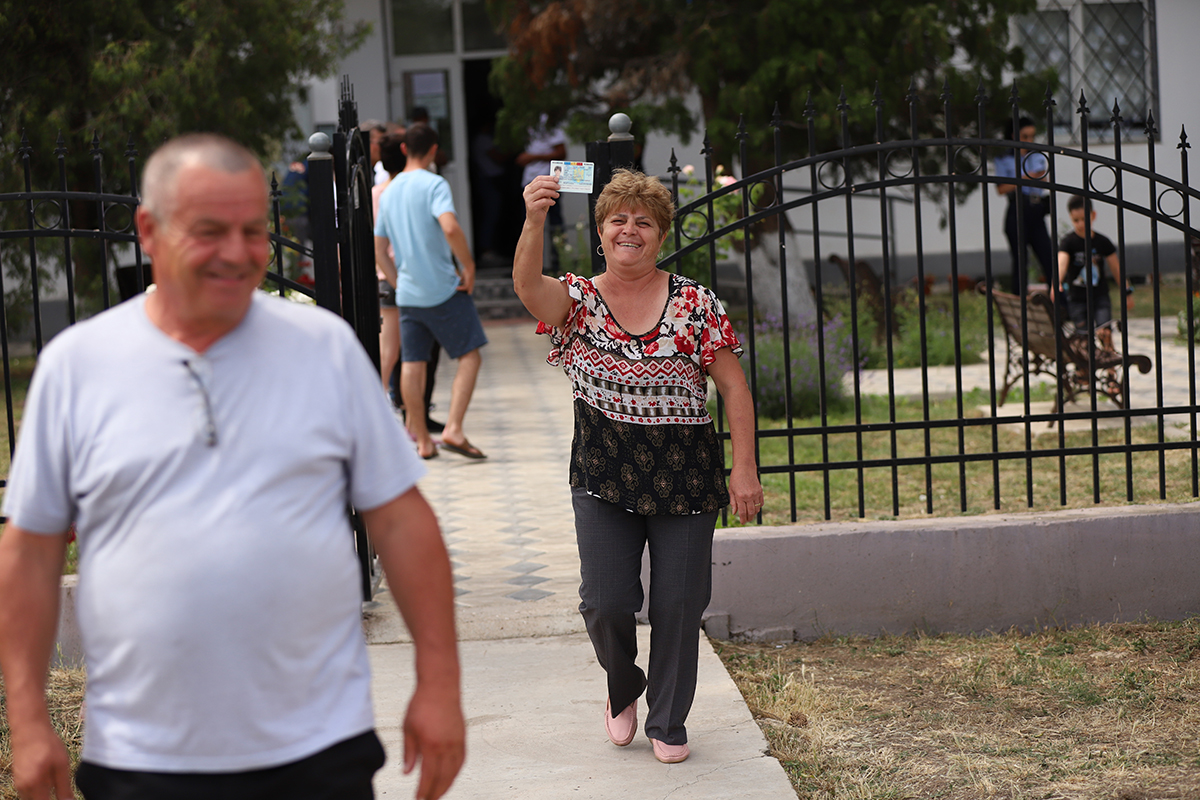 REPORTAJ Alegeri 2024 | Poliție, jandarmi și o bunică speriată de propria nepoată la Belciugatele: „M-a făcut în tot felul că am urcat în mașina primarului!”
