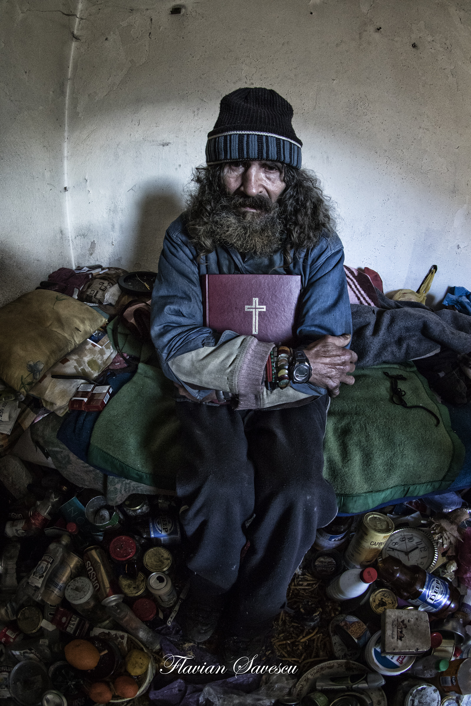 REPORTAJ/Povestea lui Juju, filosoful homeless din Anina: "Eu sunt fericit. Ştii cum a murit Tolstoi? Sărac. Şi în frig“|FOTO