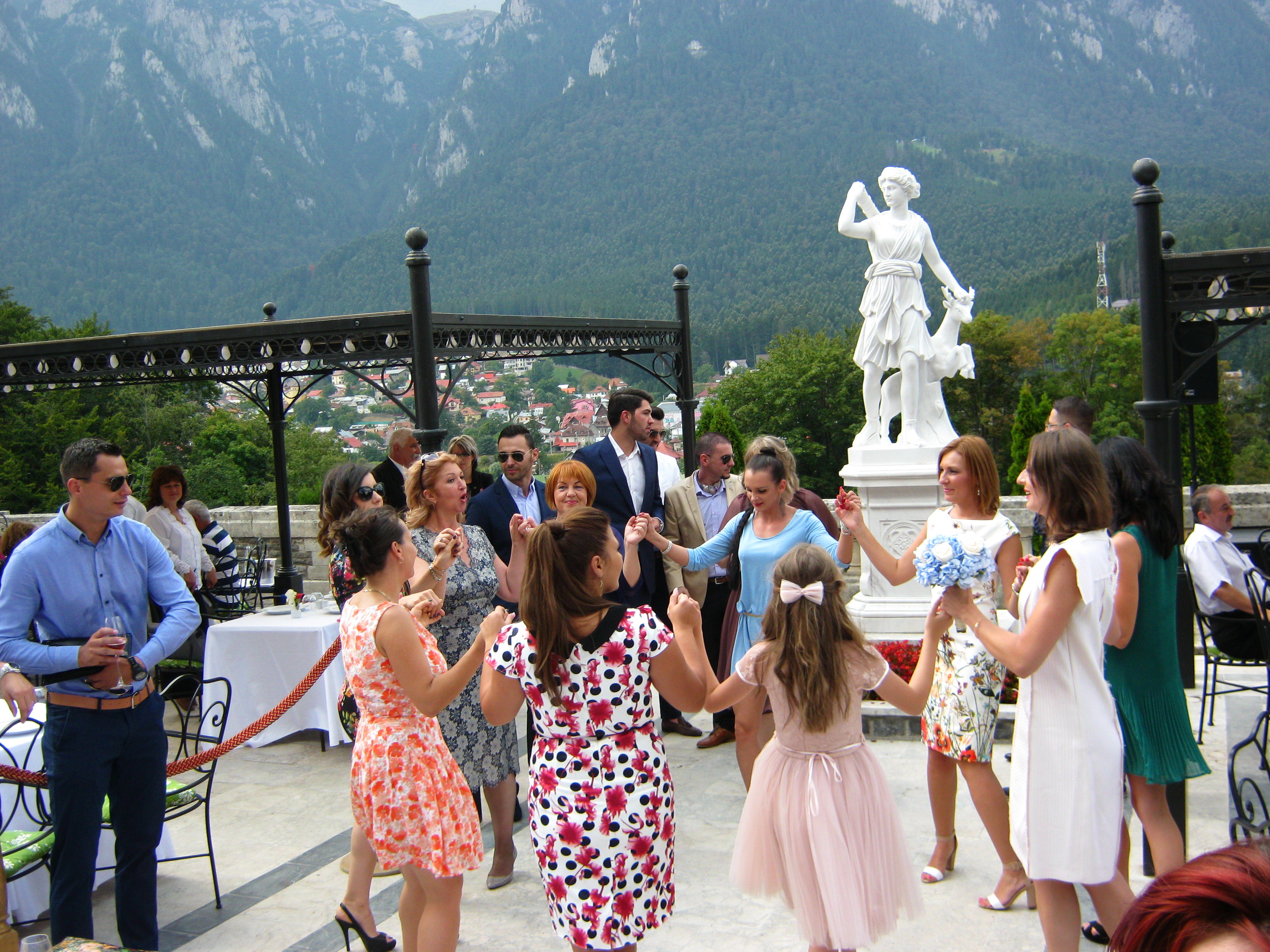 Spadasina Ana Maria Brânză s-a căsătorit la Castelul Cantacuzino cu poloistul Pavel Popescu. Meciul vieții! ”Am cel mai frumos inel din lume!”