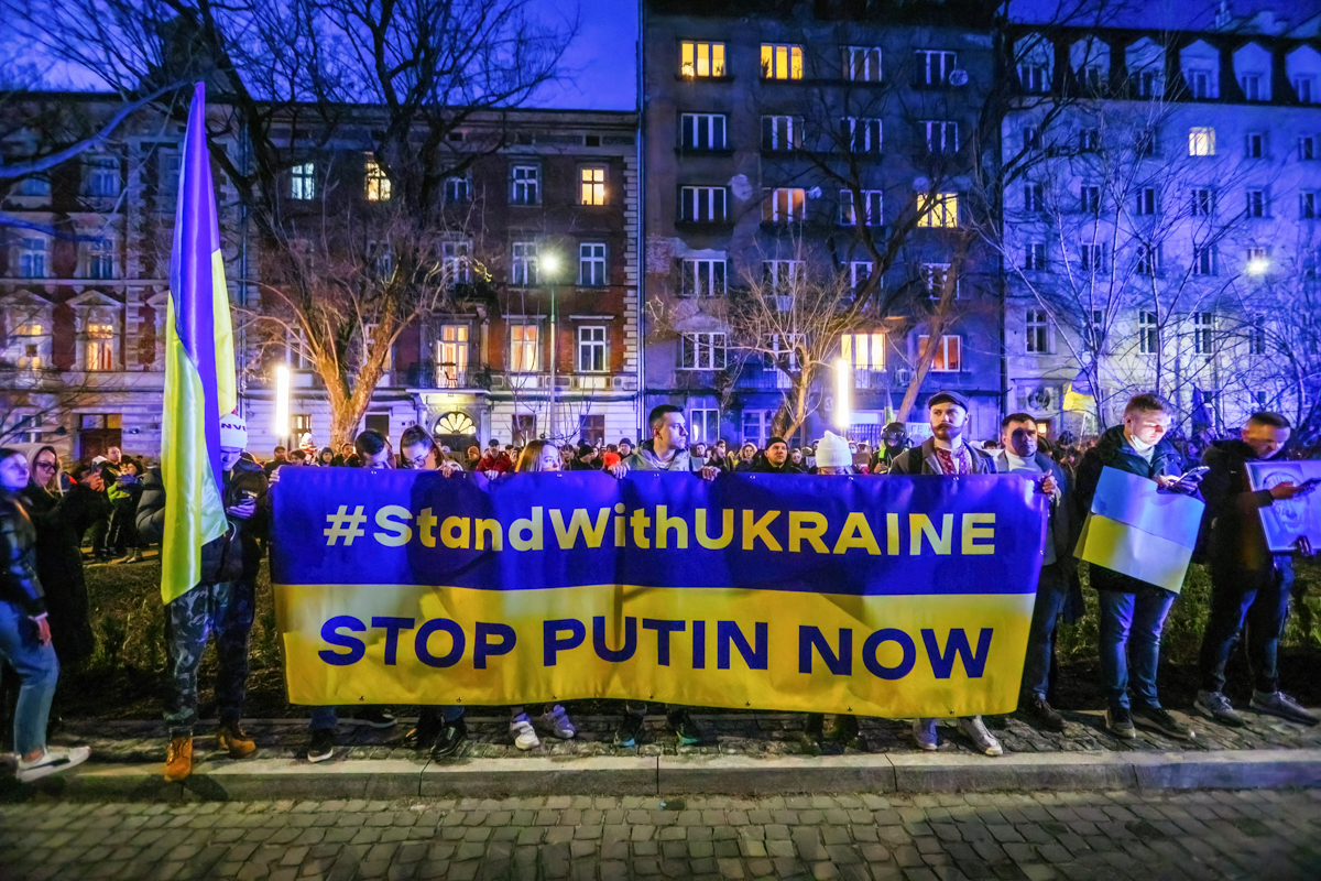 IMAGINI. Din București până în Sydney, mii de oameni protestează față de războiul din Ucraina: „Stop Putin!”