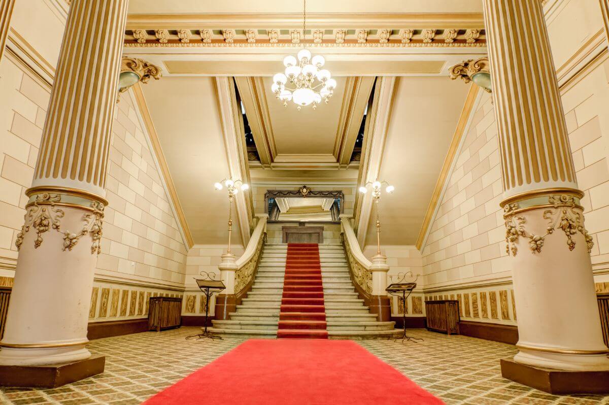 Palatul Bragadiru și grădinile au fost scoase la vânzare pentru 25 de milioane de euro. Povestea bijuteriei imobiliare din București