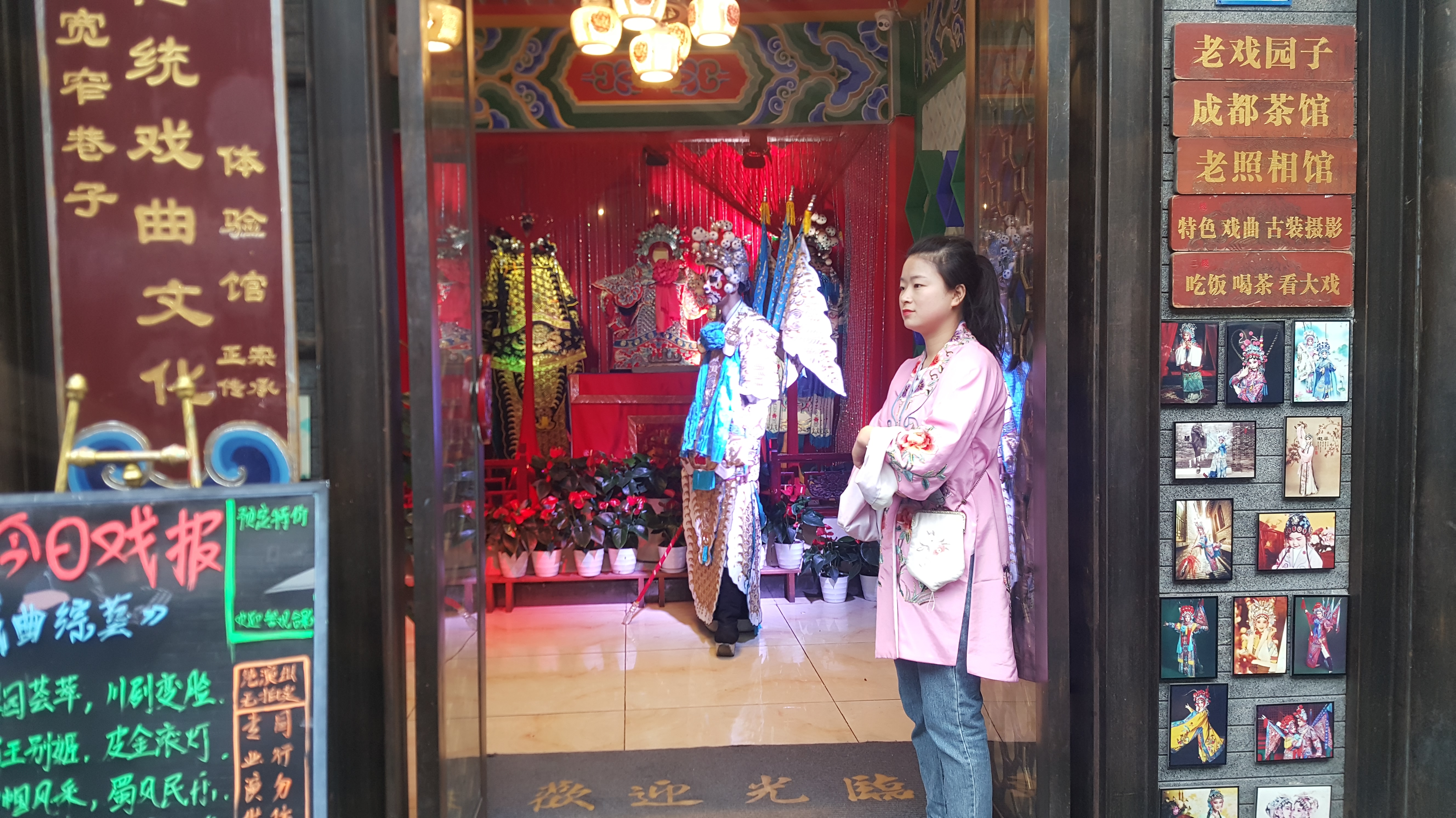 CORESPONDENȚĂ DIN SICHUAN și BEIJING, ULTIMUL CAPITOL | Scriitoarea Doina Ruști, despre plimbarea pe strada unuia dintre cei mai importanți poeți chinezi și excursia la Marele Zid