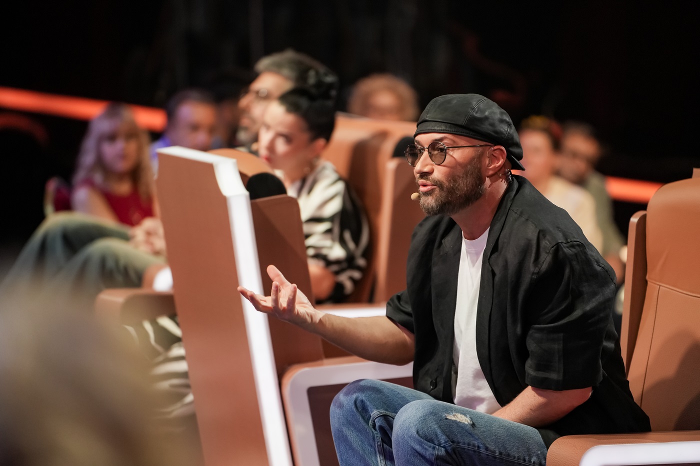 The Ticket, 8 noiembrie 2025. O mamă și fiica ei vin împreună la emisiune, dar concurează cu numere diferite