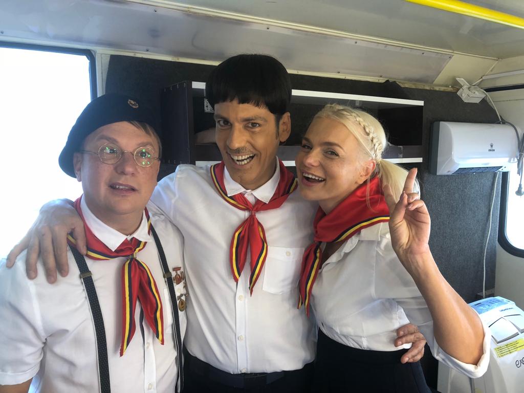 Ștefan Bănică și Marius Florea Vizante îmbracă din nou uniforma de pionier, în serialul "Liber ca pasărea cerului" | FOTO