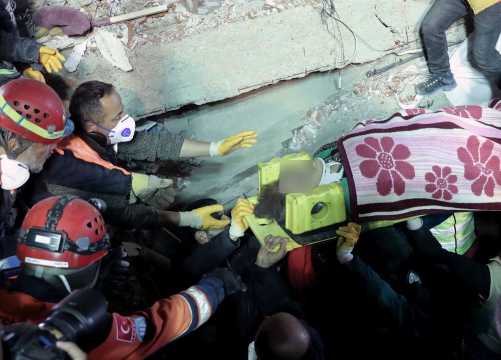 Coșmar după ce un bloc s-a prăbușit în Istanbul. Cel puțin 10 oameni au murit. Momentul tragediei a fost filmat / FOTO&VIDEO