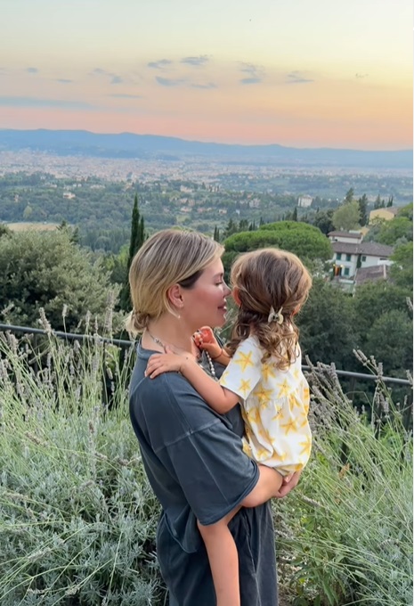 Imagini din vacanța lui Smiley cu Gina Pistol și fiica Josephine în Toscana. Momentul mamă-fiică surprins de cântăreț