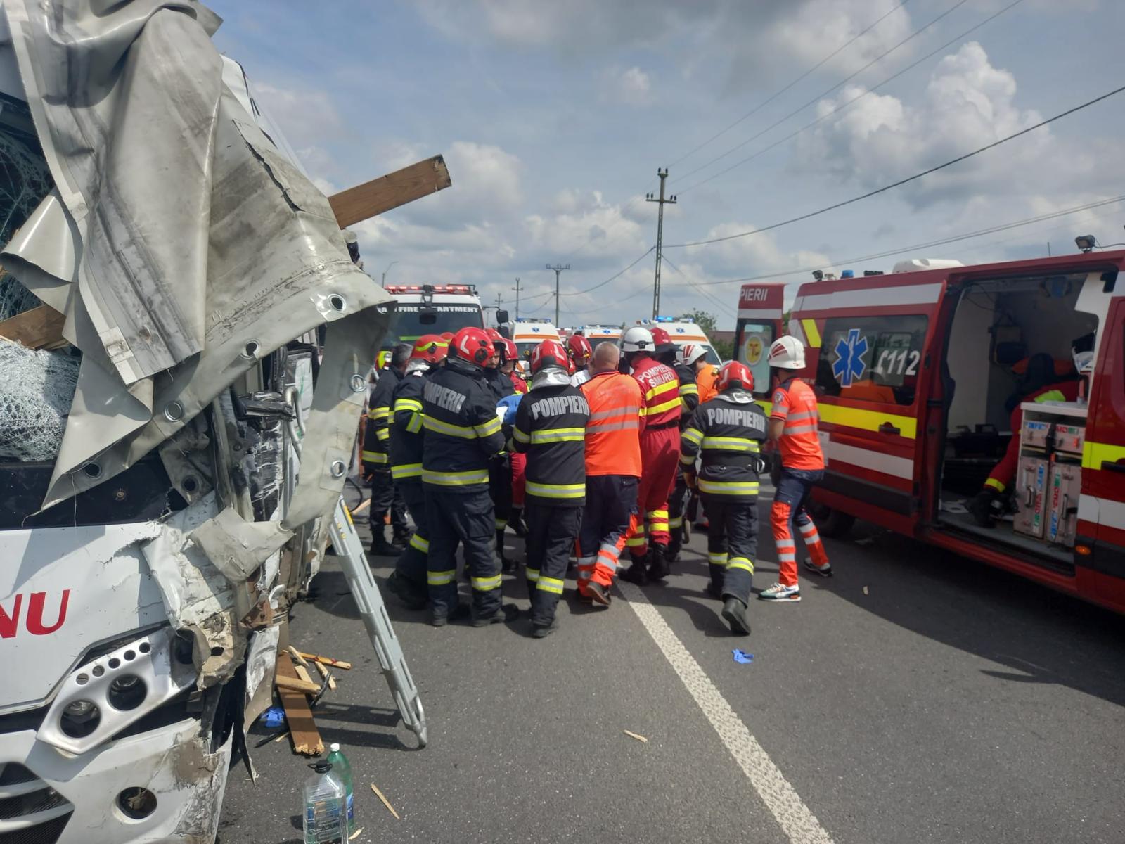 Un camion s-a izbit de un autocar cu 28 de pasageri, la Lețcani, Iași. Șapte oameni sunt în stare gravă la spital. Plan roșu de intervenție