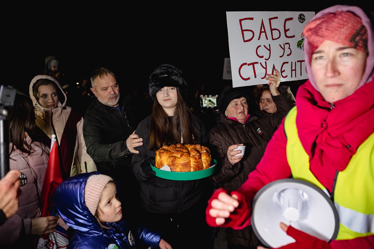 Cum protestează studenții sârbi prin marș și de ce strigă numele Laurei Kovesi