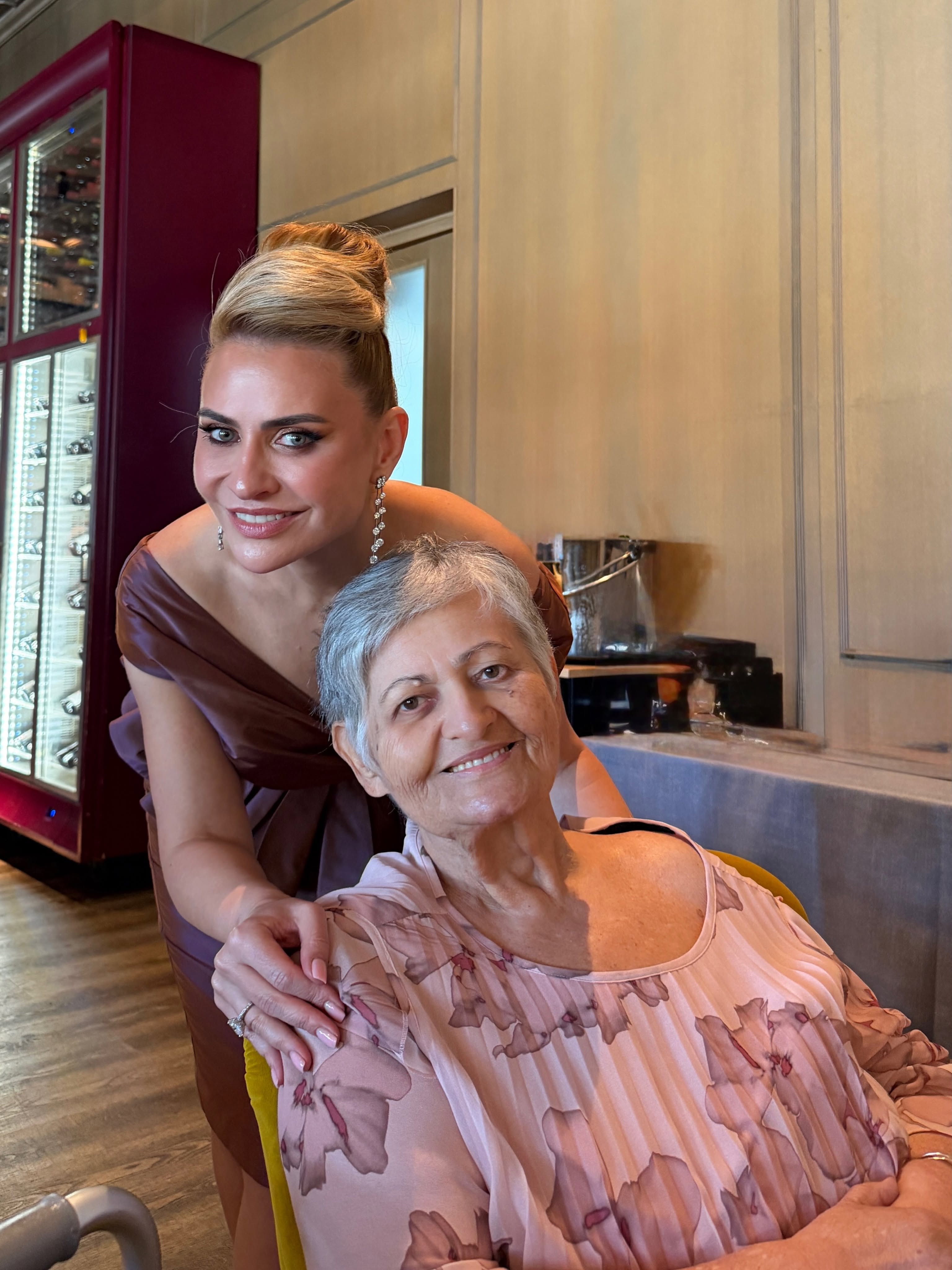 Cum a apărut Adina Buzatu la nunta fiicei sale, Sara. Andreea Marin a reacționat imediat