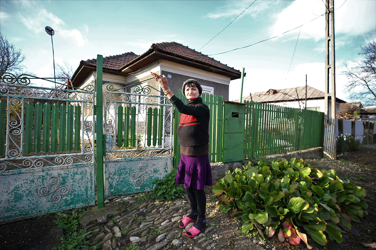 FOTOREPORTAJ. După săptămâni de tensiune, oamenii din Doiceşti au răsuflat uşuraţi când au văzut demolate ultimele turnuri ale fostei termocentrale: „Ce frumos au căzut”