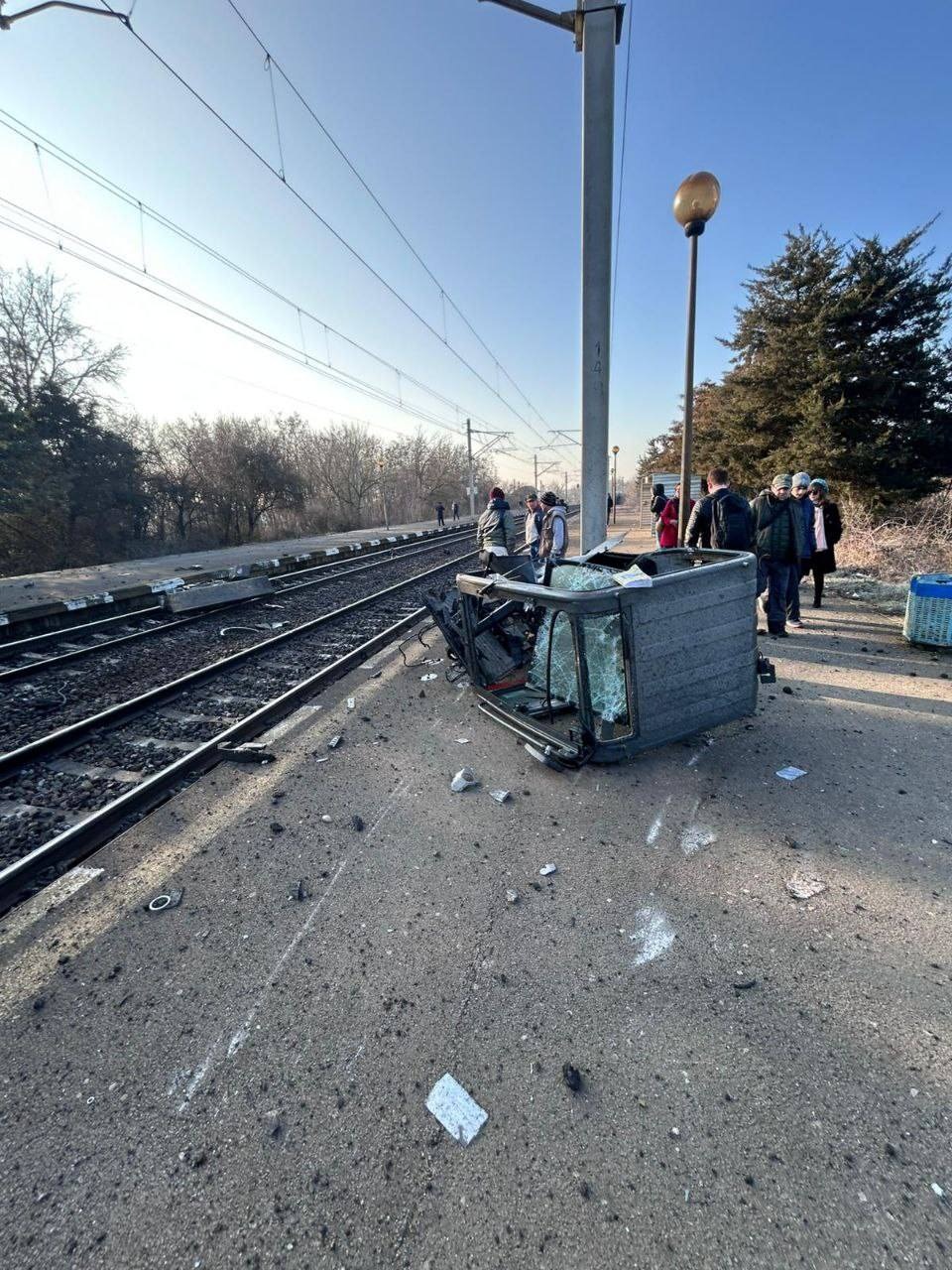 Un tren a spulberat un excavator pe calea ferată, la Scroviștea. Circulația feroviară între București și Ploiești a fost întreruptă 