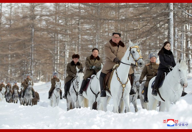 Kim Jong Un, călare pe un cal alb, pe muntele sacru al Coreei de Nord. Imaginile misterioase care prevestesc un anunț major