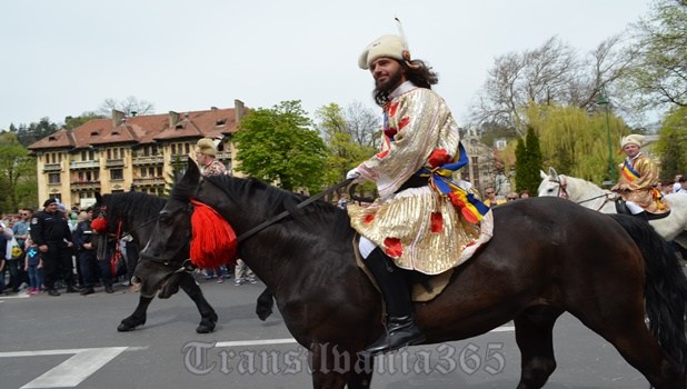 Junii Brașovului 2018. Peste 30.000 de oameni, la cea mai așteptată paradă din Duminica Tomii / FOTO&VIDEO