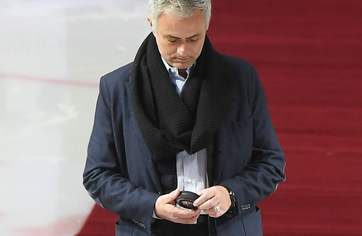 Mourinho a căzut în nas pe gheață! Antrenorul fusese invitat să dea lovitura de start la un meci din prima ligă rusă | FOTO&VIDEO