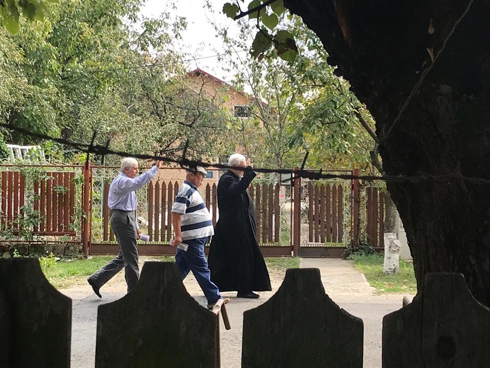 FOTO | Un preot dintr-un sat din Ilfov a mers din poartă în poartă să împartă pliante pro-referendum pentru familie