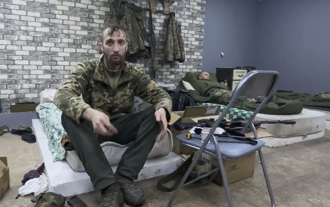 În loc de Bali, a ajuns la Bahmut. Mărturiile unui militar ucrainean din linia întâi, fost programator. „E imposibil să te pregătești din timp pentru ce e aici” | VIDEO