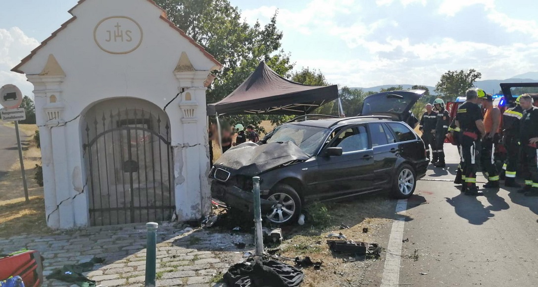 Român de 17 ani, mort pe scaunul din dreapta al unui BMW care a zburat într-o capelă, în Austria. Un român de 21 de ani, la volan